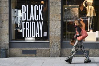 Black Friday, una vetrina di un negozio in vista della settimana di acquisti a saldo