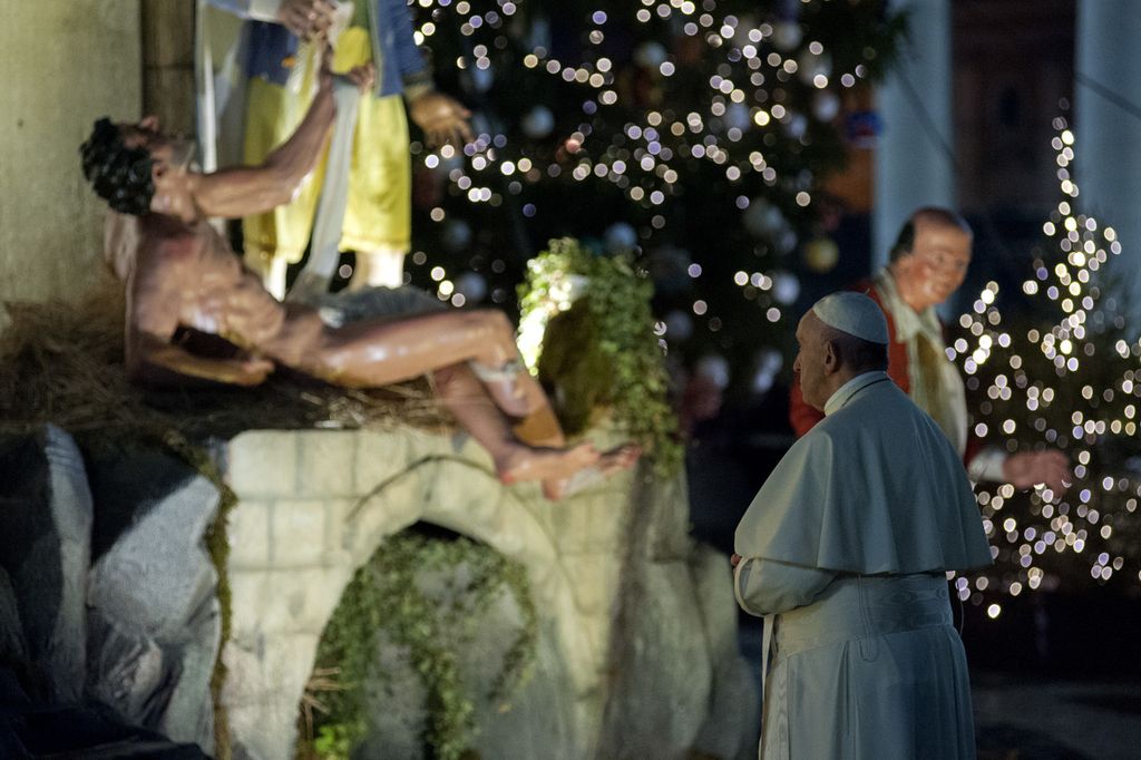 Papa Francesco davanti al presepe