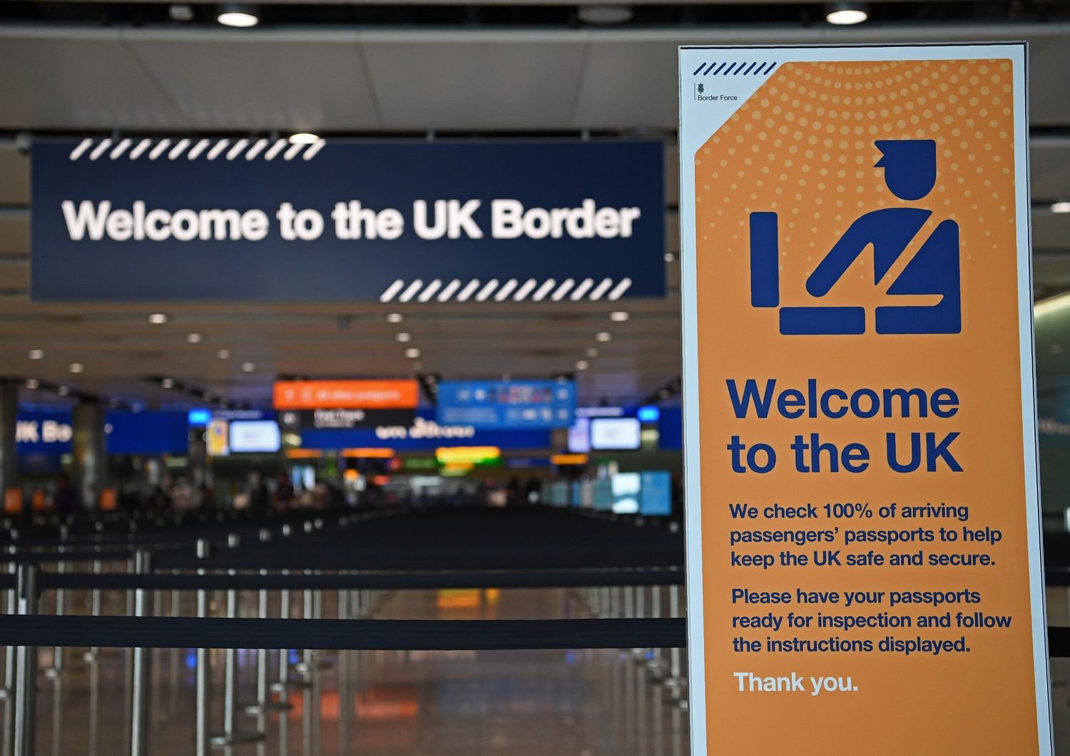 Controllo passaporti all'aeroporto di Londra