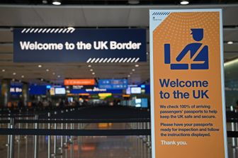 Controllo passaporti all'aeroporto di Londra