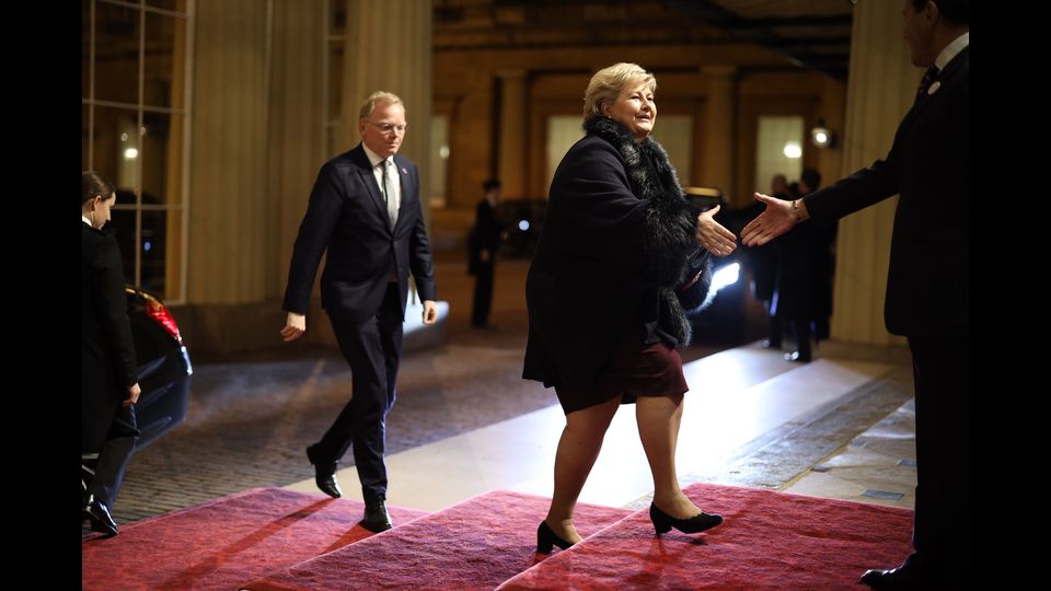 Il primo ministro norvegese Erna Solberg con il marito Sindre Finnes