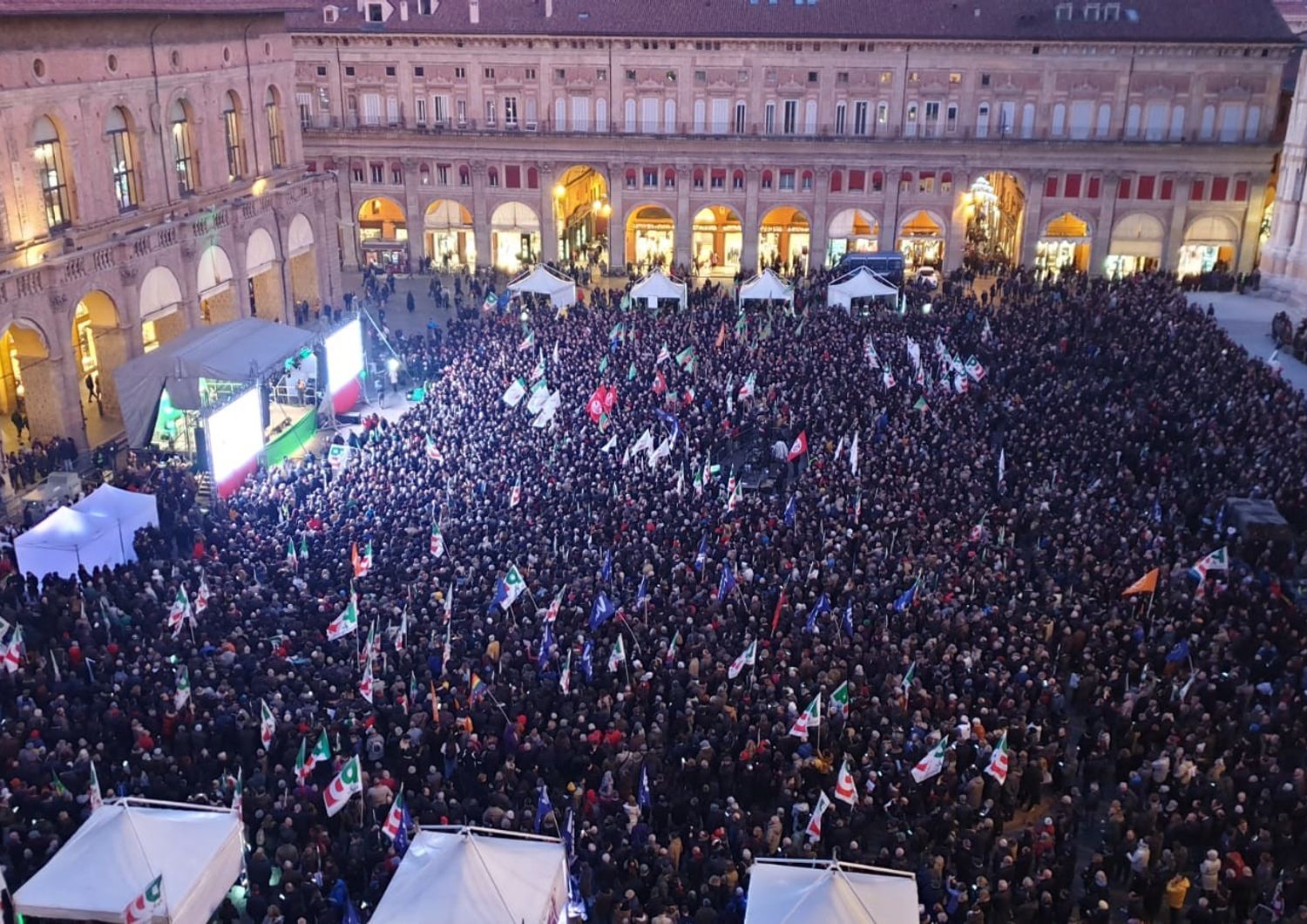 Piazza Maggiore, Bologna, comizio di Stefano Bonaccini per le regionali dello scorso gennaio, prima dell'emergenza coronavirus&nbsp;