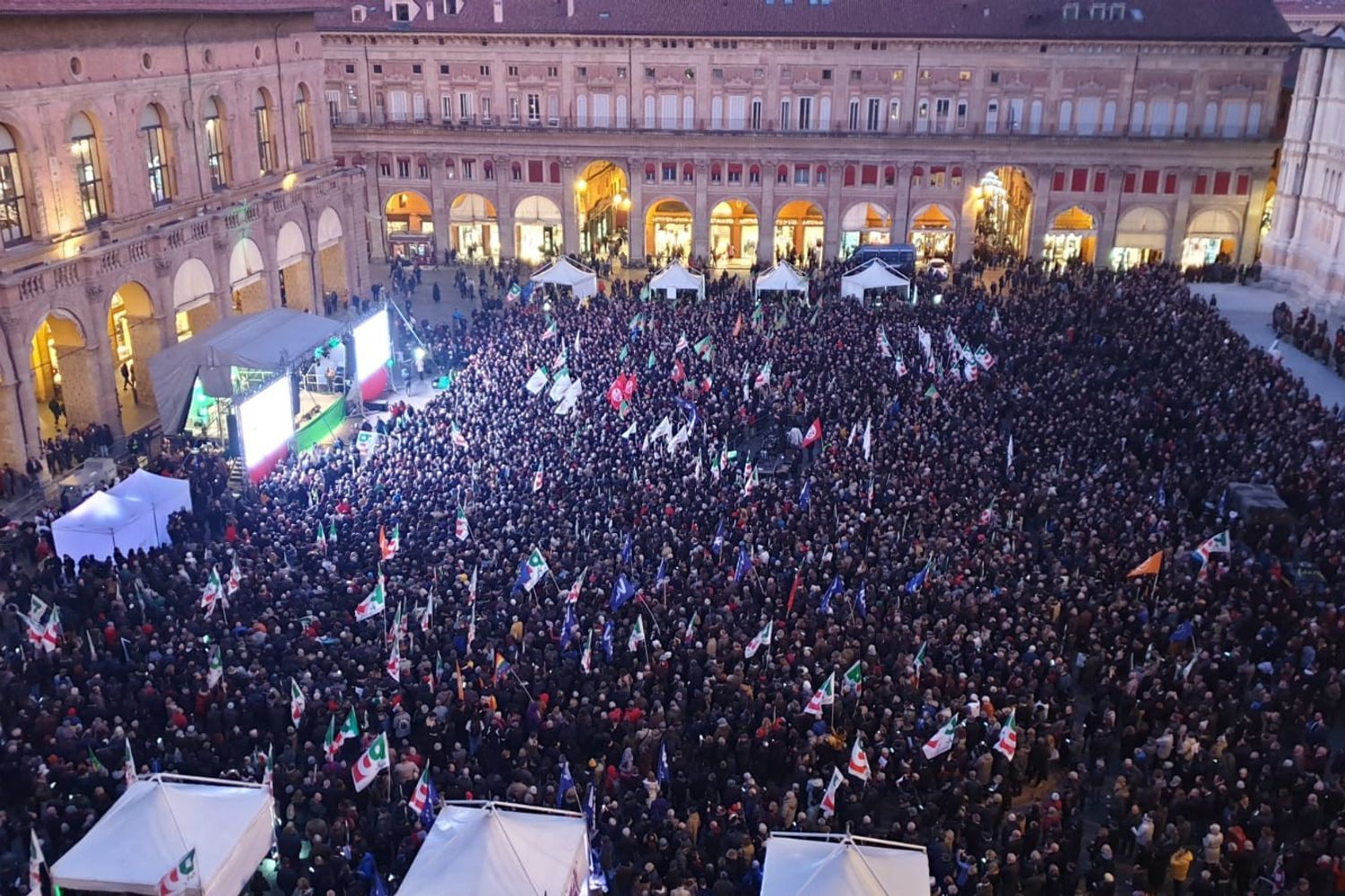 Piazza Maggiore, Bologna, comizio di Stefano Bonaccini