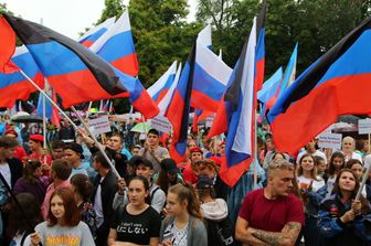 Una manifestazione filorussa nel Donbass
