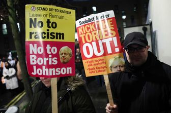 Una manifestazione di oppositori a Boris Johnson