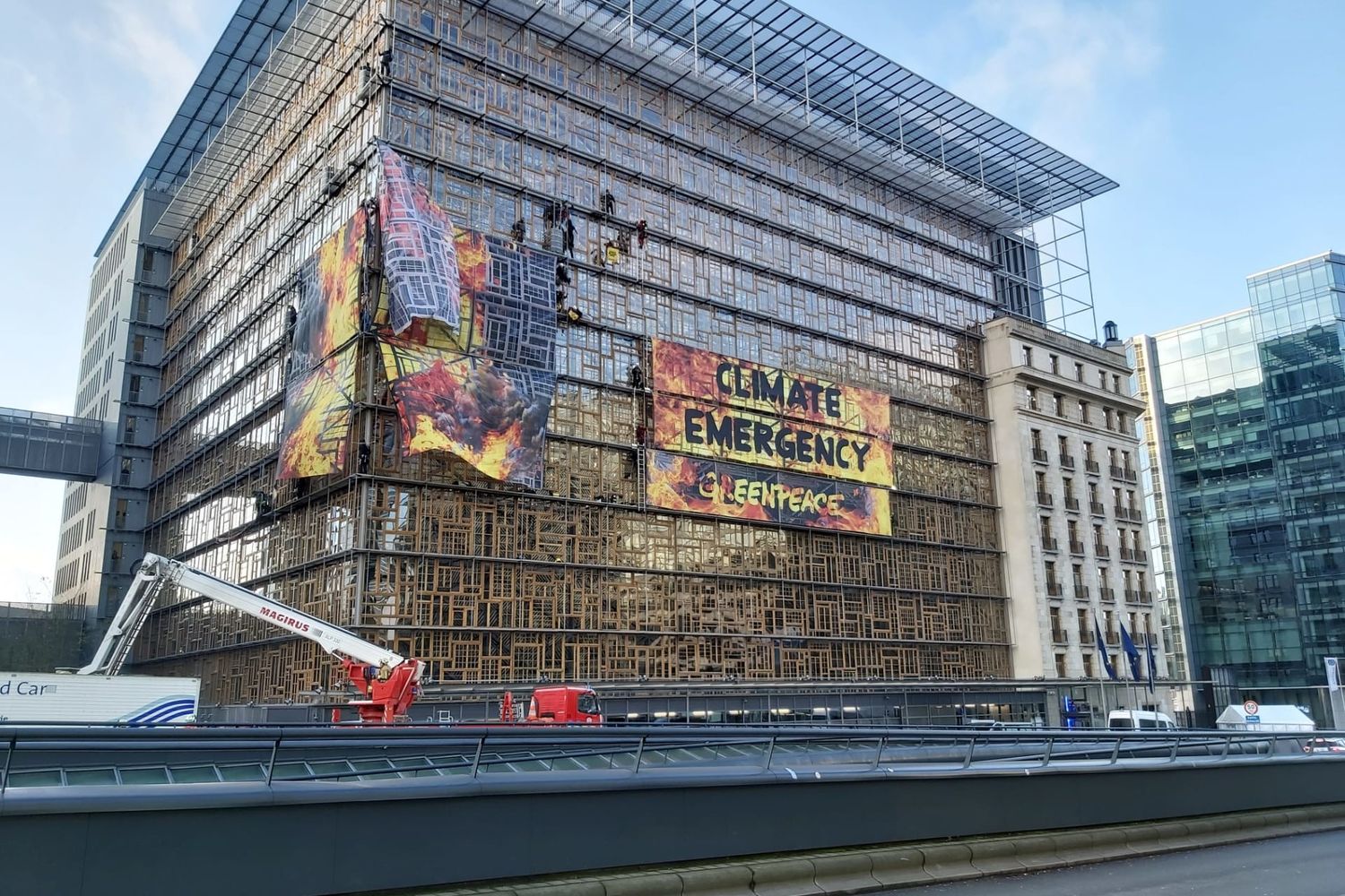La manifestazione di Greenpeace al palazzo del Consiglio europeo