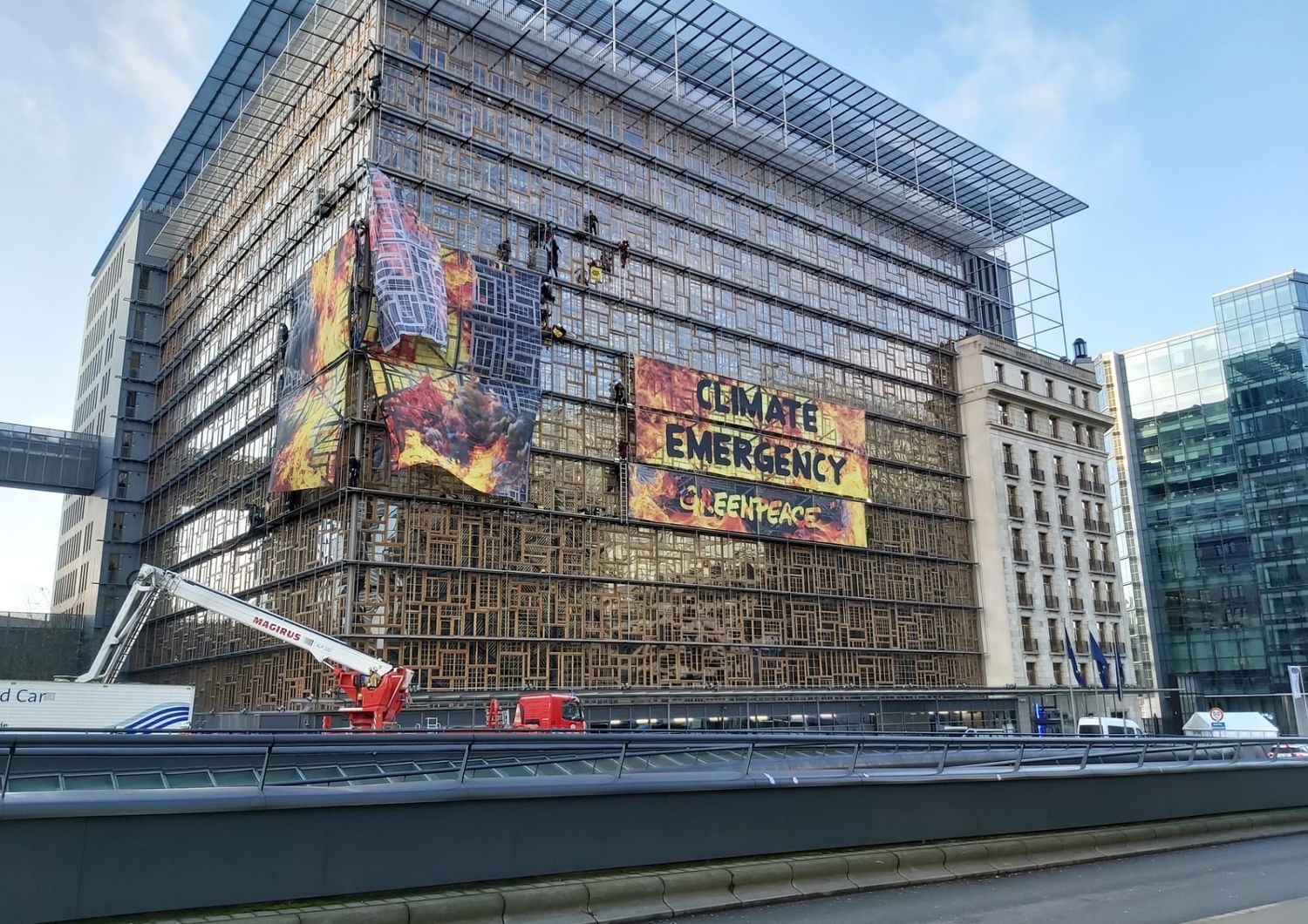 La manifestazione di Greenpeace al palazzo del Consiglio europeo