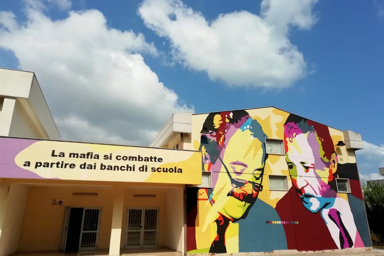 Il murale sulla scuola di Vieste