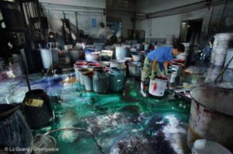 Una fabbrica di coloranti per l'industria tessile