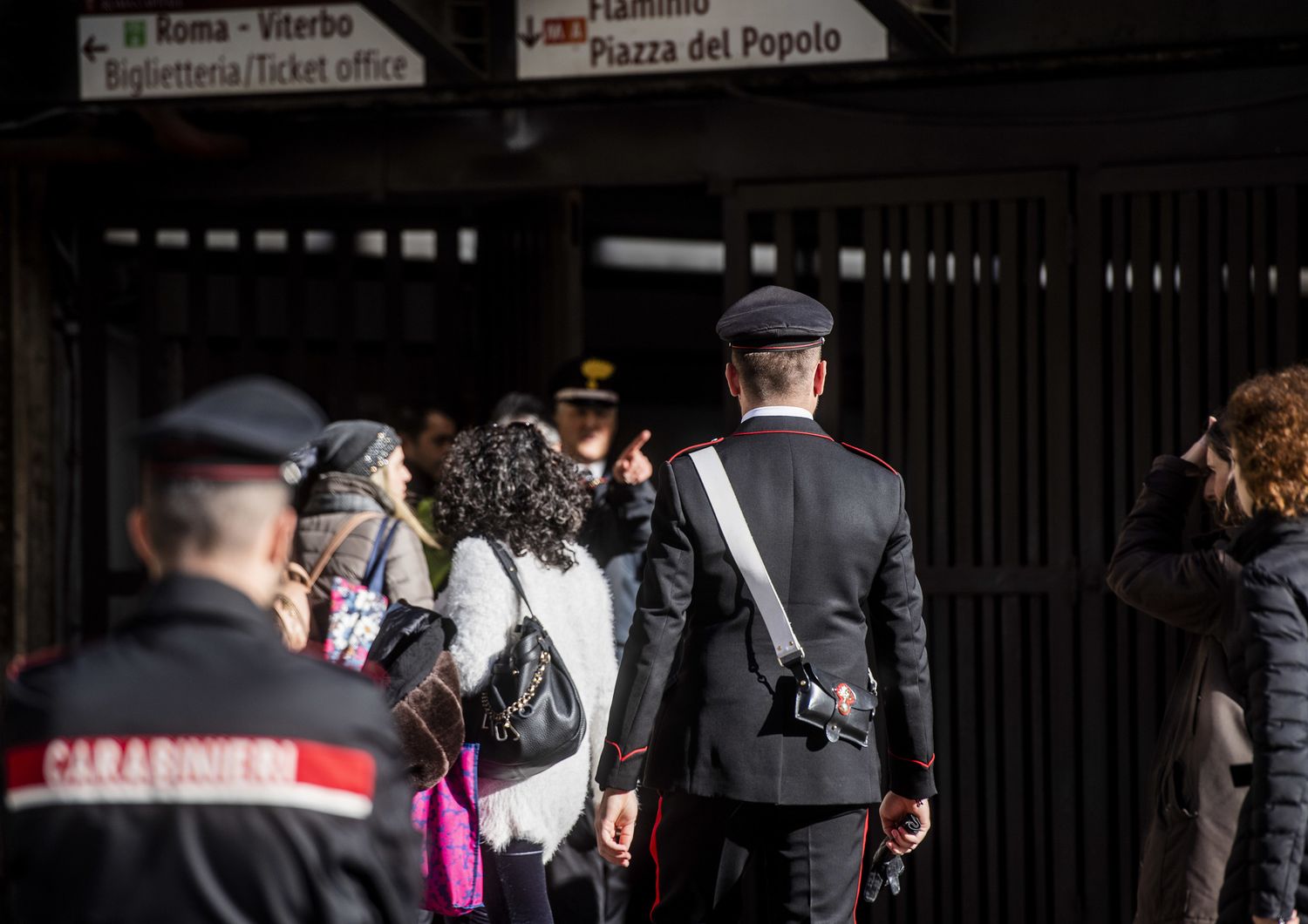 I sopralluoghi di carabinieri ed eserciti nella stazione Flaminio dove si &egrave; tolta la vita la giovane soldatesse