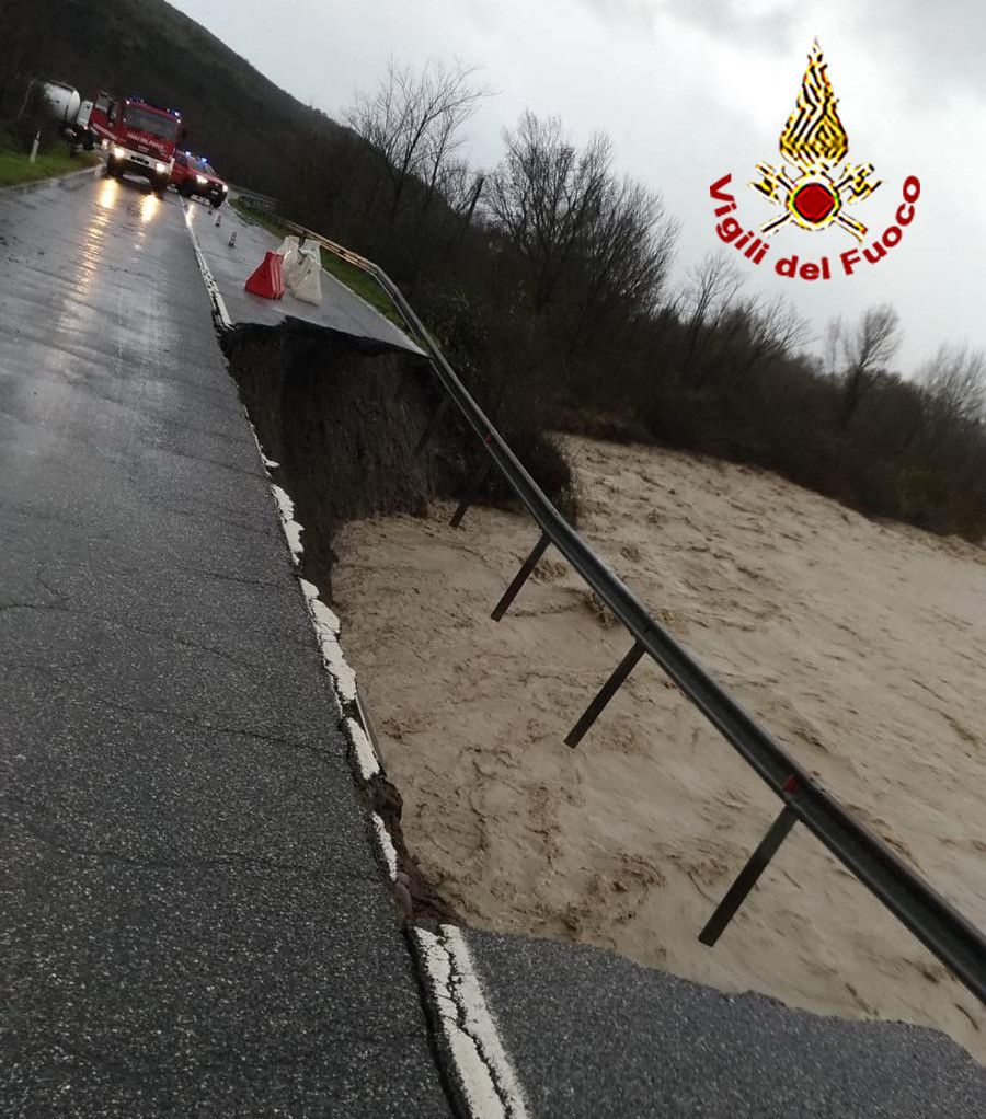 Il crollo di un tratto della Cassia nel senese