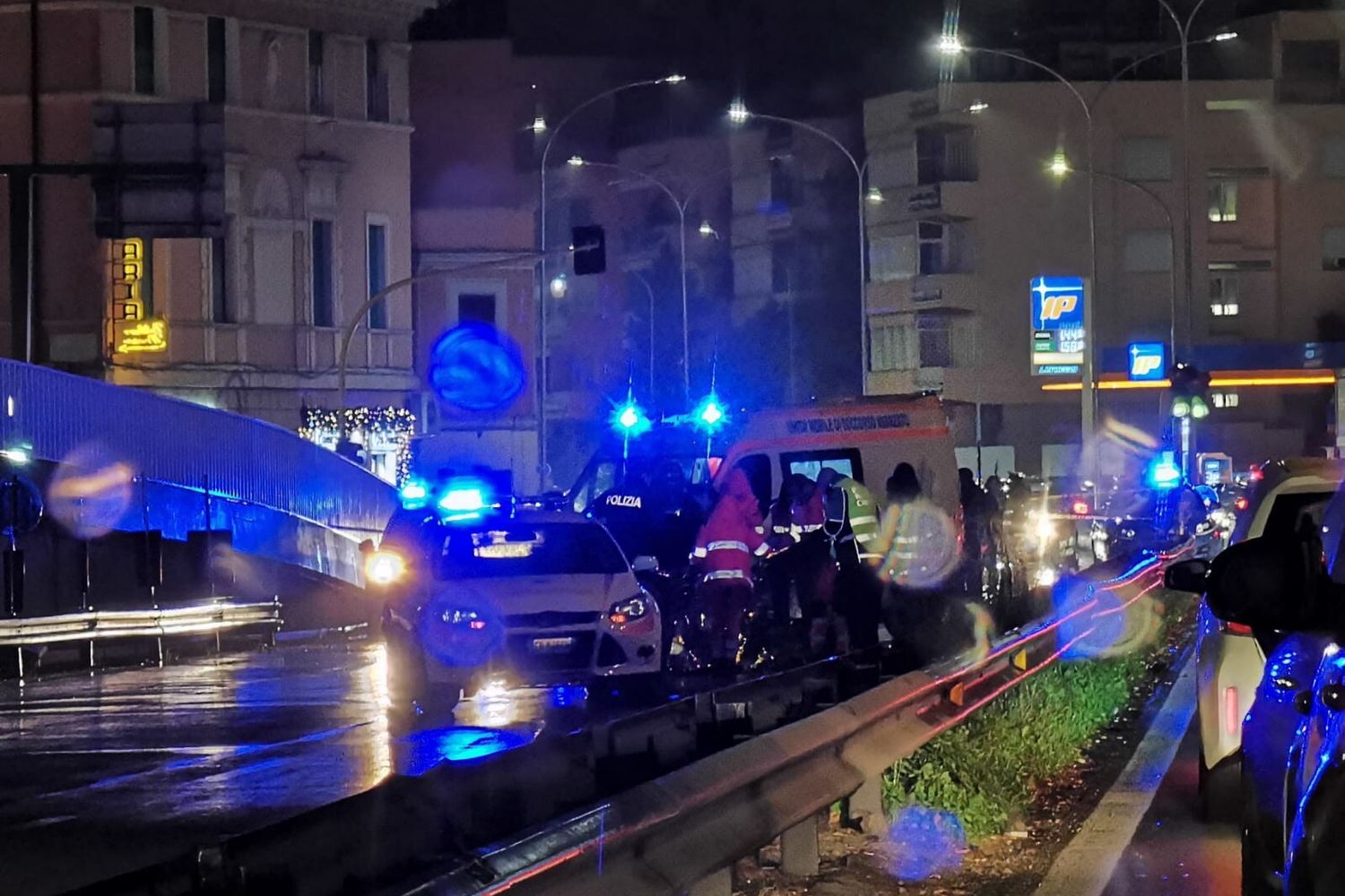 I soccorsi sul luogo dell'incidente in Corso Francia, a Roma
