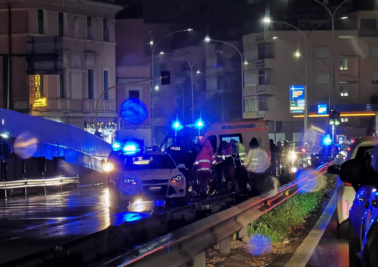 I soccorsi sul luogo dell'incidente in Corso Francia, a Roma