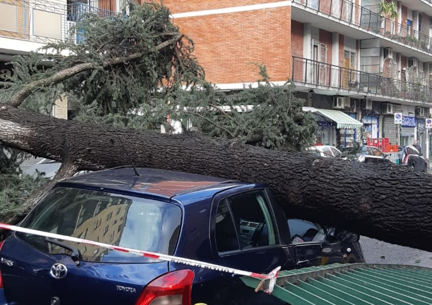 &nbsp;Il forte vento ha creato molti problemi a Napoli
