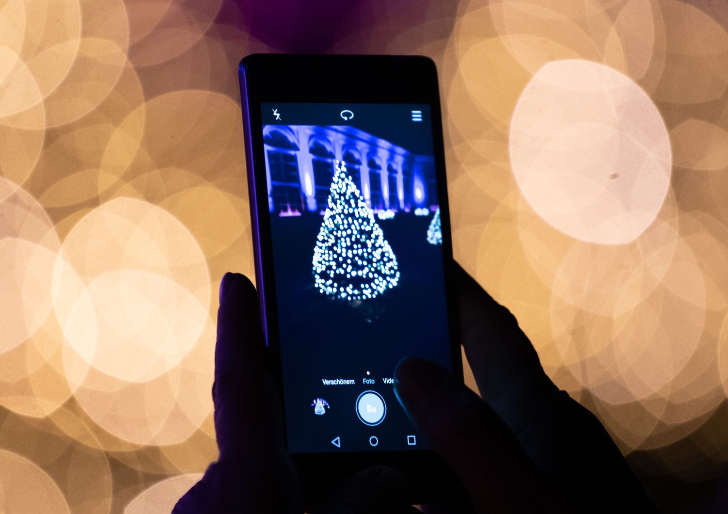 Un albero di Natale fotografato con la fotocamera di uno smartphone