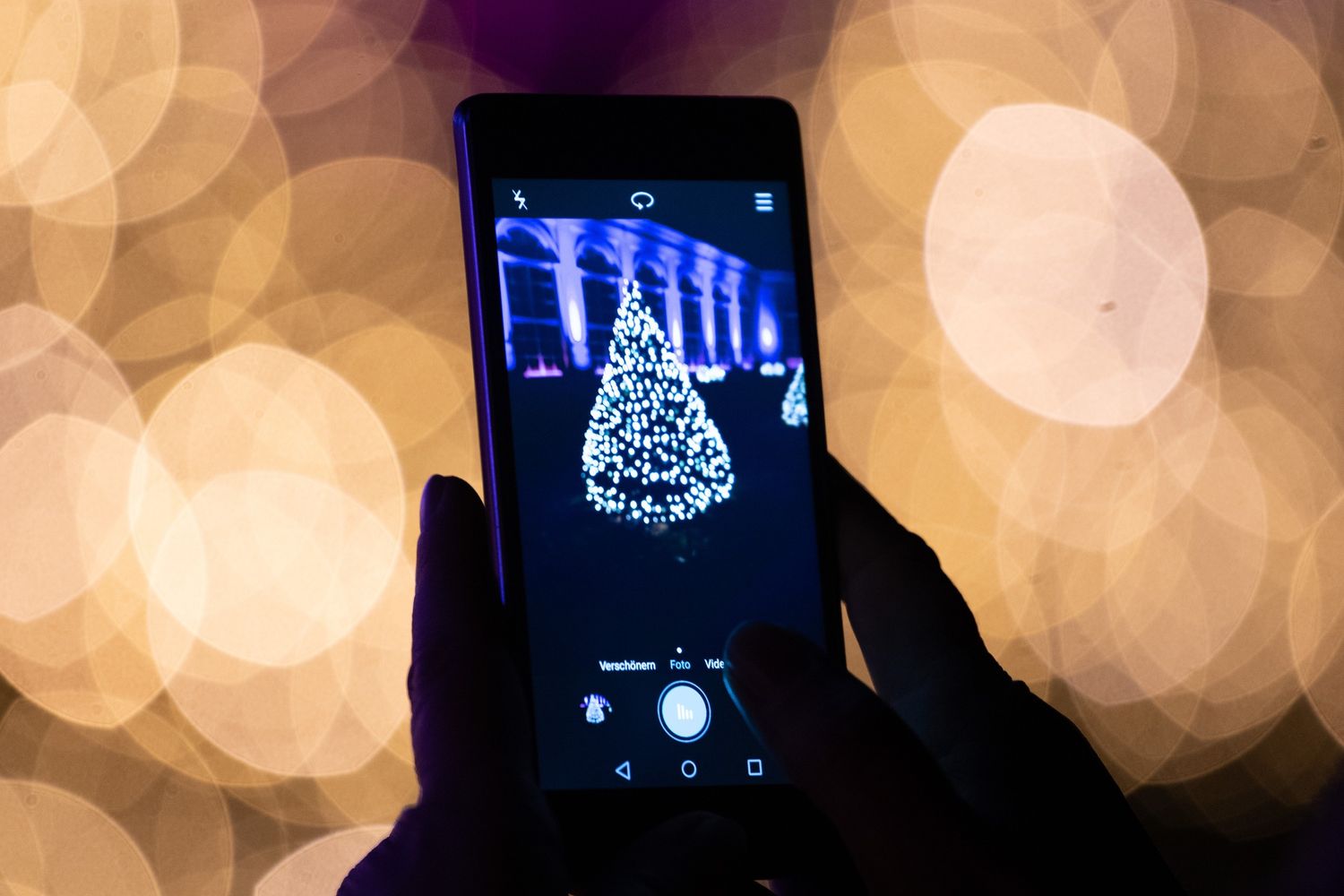 Un albero di Natale fotografato con la fotocamera di uno smartphone