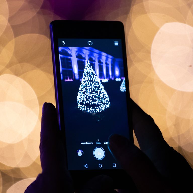 Un albero di Natale fotografato con la fotocamera di uno smartphone