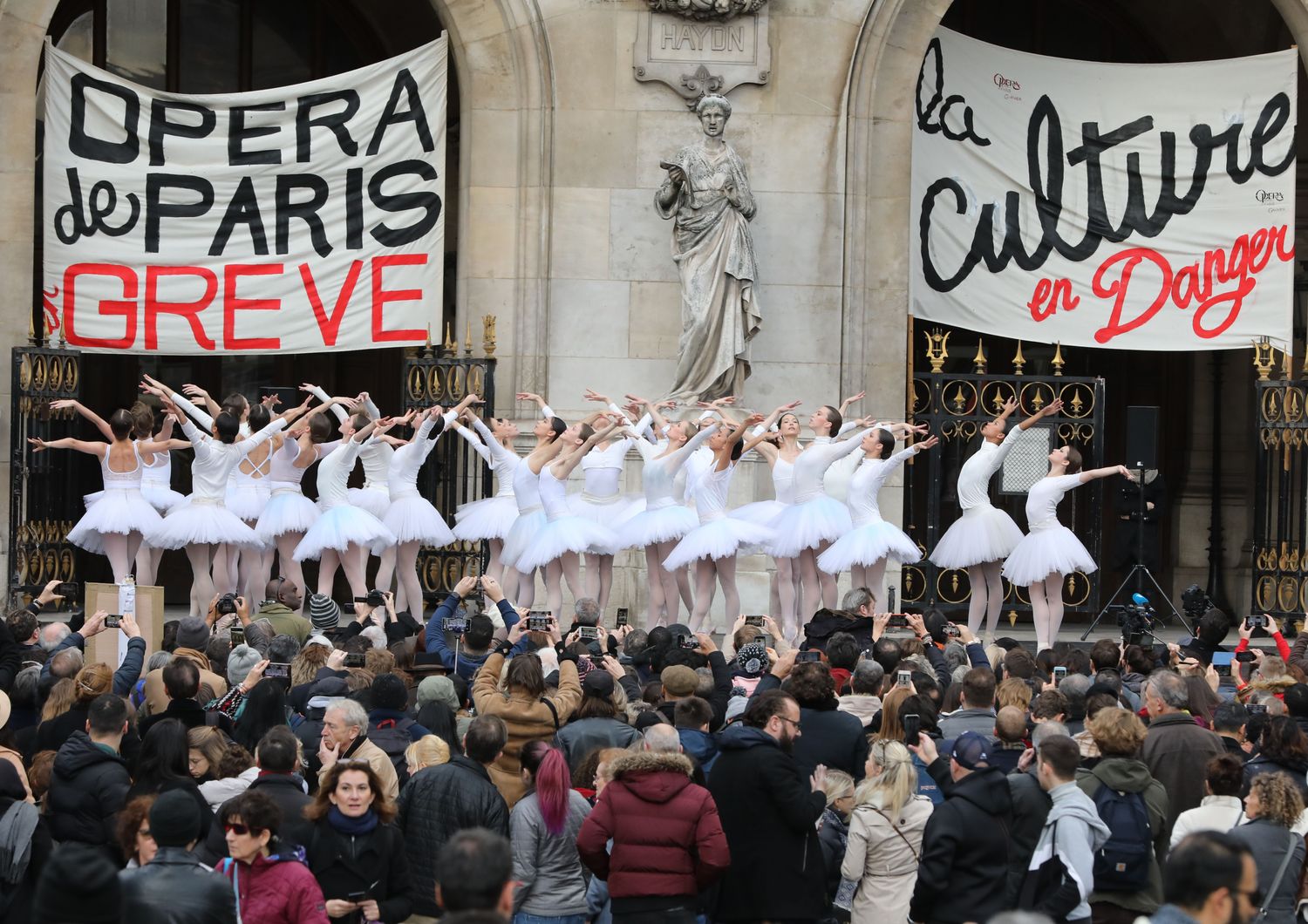 Ballerine dell'Opera de Paris protestano contro la riforma Macron delle pensioni sulle note del Lago dei Cigni