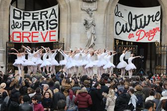 Ballerine dell'Opera de Paris protestano contro la riforma Macron delle pensioni sulle note del Lago dei Cigni