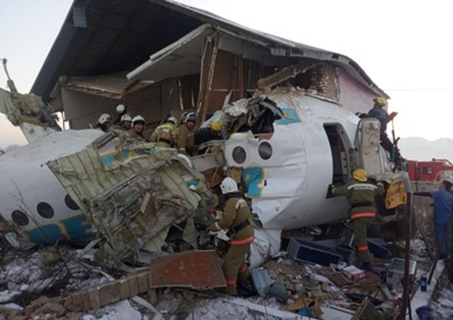 Il luogo del disastro aereo in Kazakistan