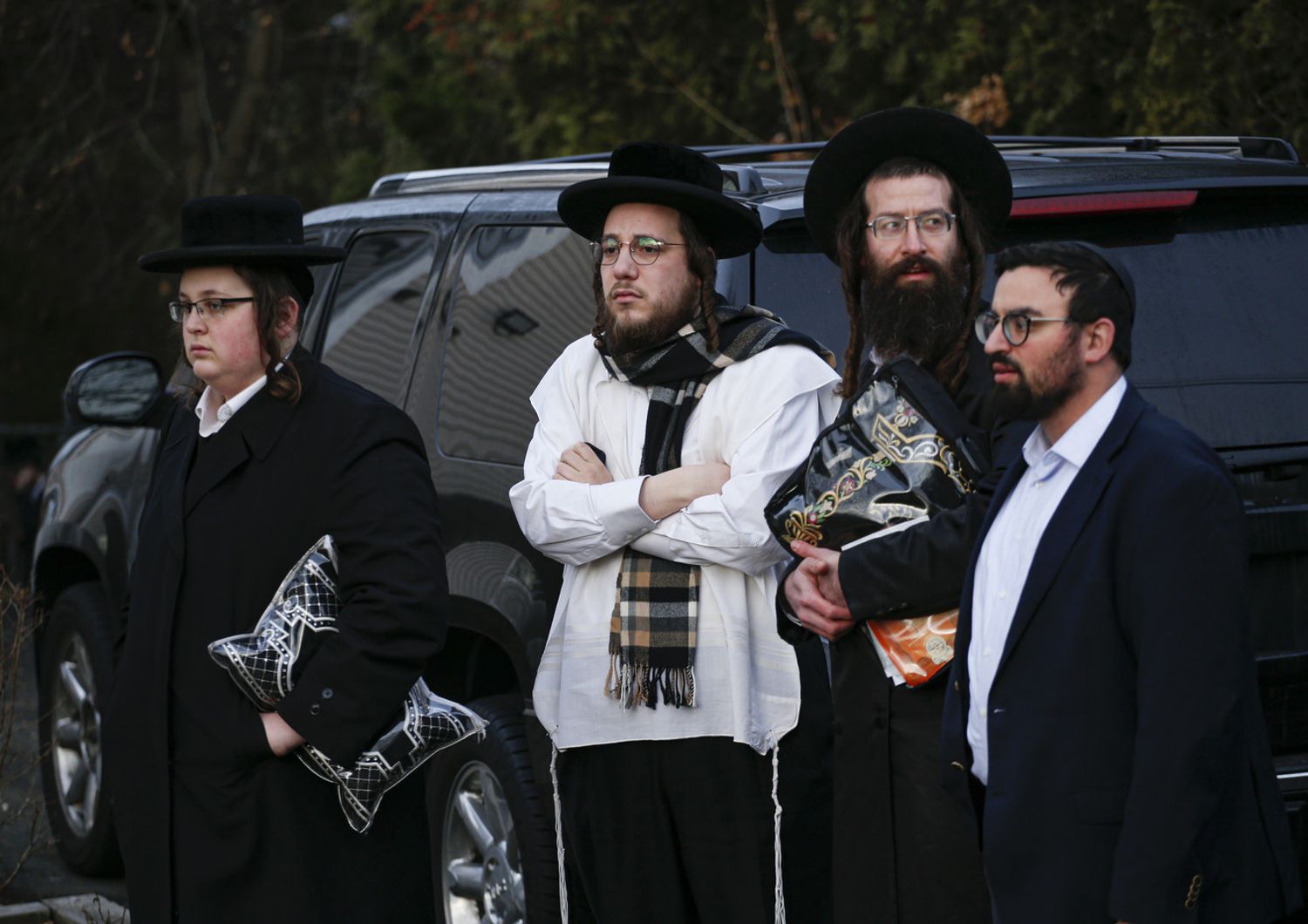 Esponenti della comunit&agrave; ebraica di Monsey davanti al luogo della strage