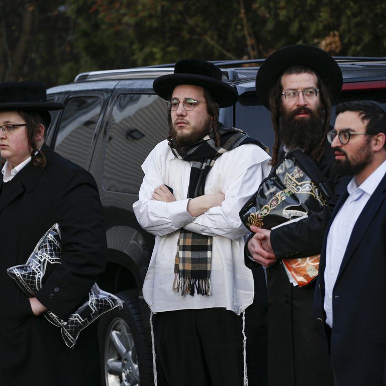 Esponenti della comunit&agrave; ebraica di Monsey davanti al luogo della strage