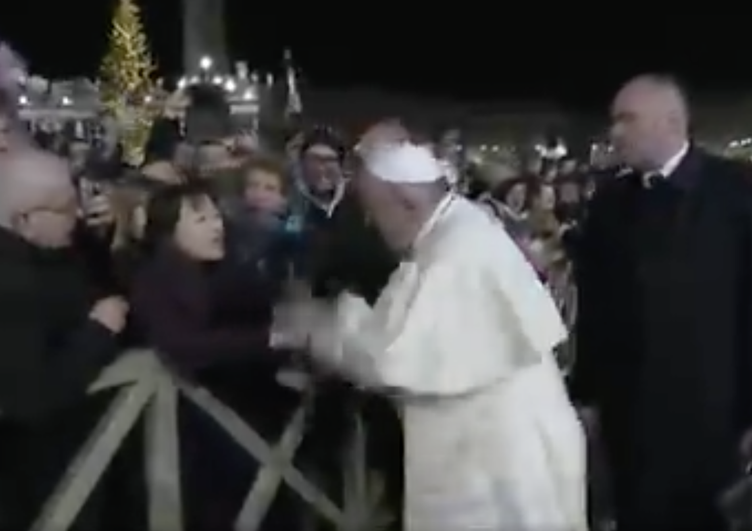 papa francesco blocca fedele&nbsp;