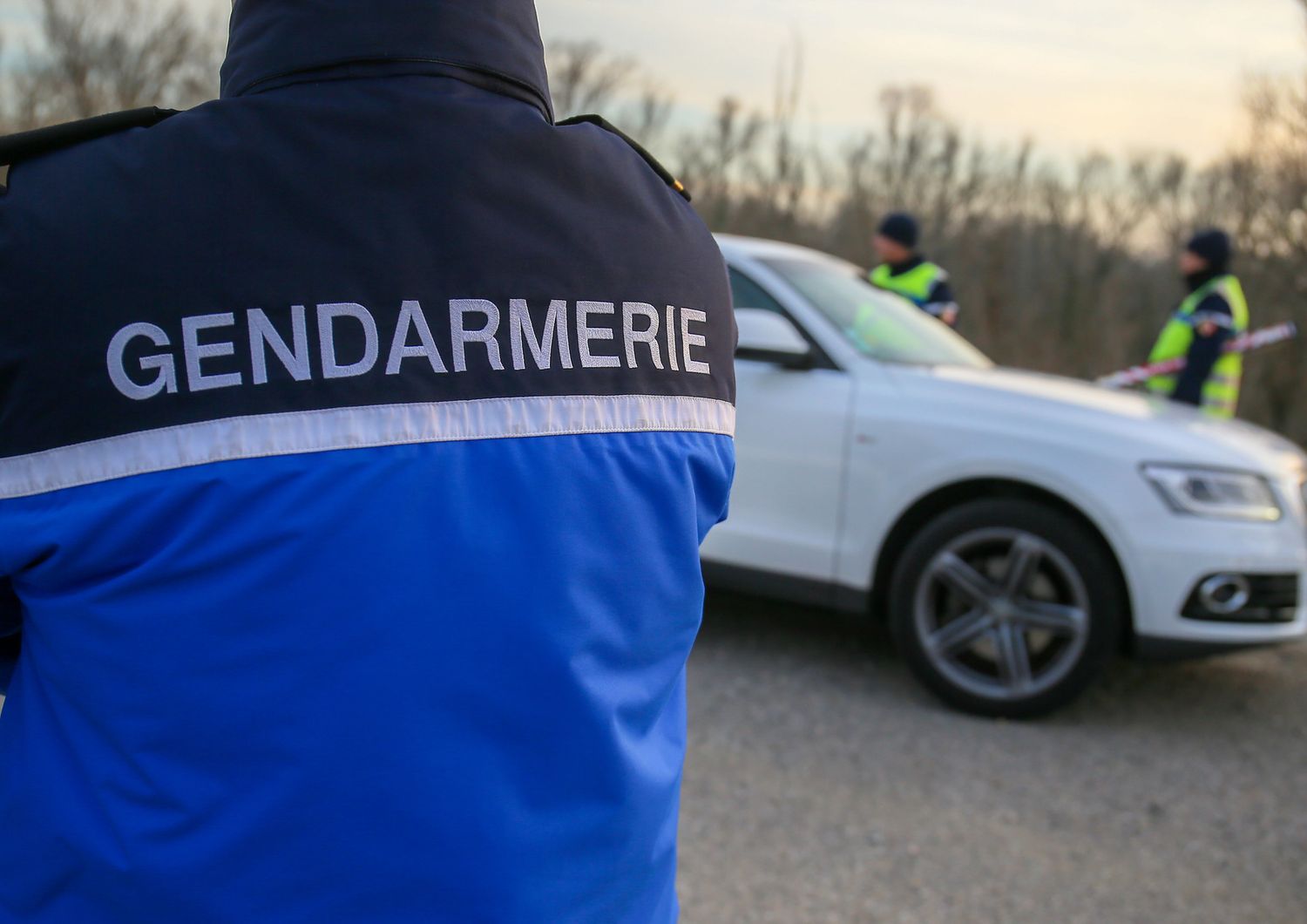 Francia aggredisce passanti polizia neutralizza