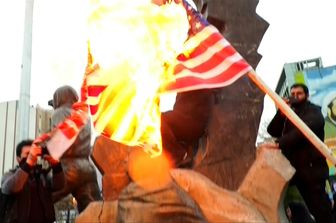 Bandiere americane e israeliane bruciate a Teheran, Iran