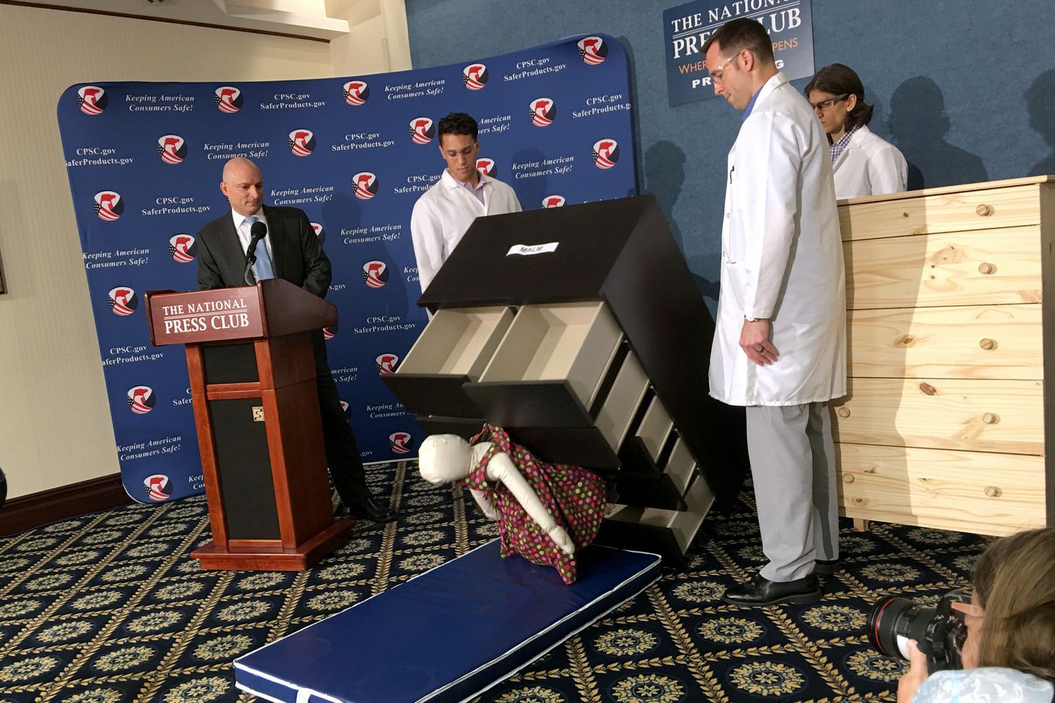 La simulazione del ribaltamento di una cassettiera Malm di Ikea