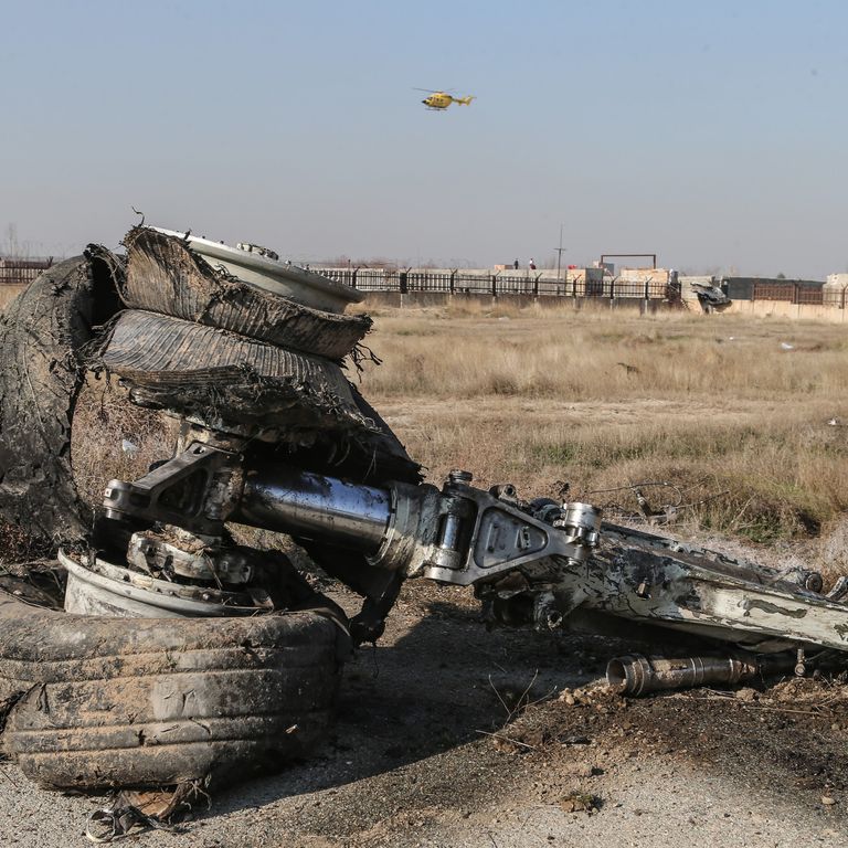 Rottami dell'aereo ucraino precipitato alle porte di Teheran
