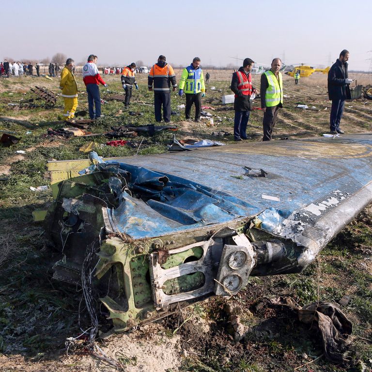 I resti dell'aereo di linea abbattuto in Iran