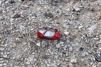 Una scarpa ritrovata nel luogo dove &egrave; stato colpito l'aereo ucraino in Iran
