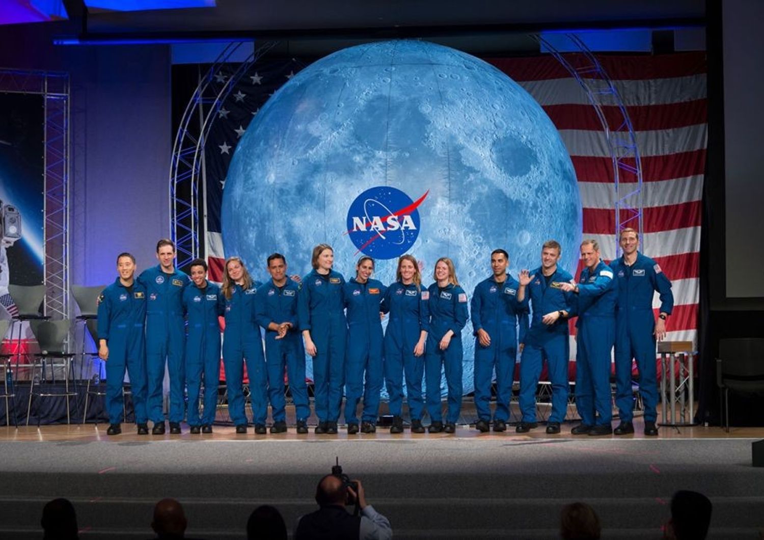 La classe delle tartarughe composta da 11 astronauti NASA e due dell&rsquo;Agenzia Spaziale Canadese (sono il secondo e la quarta da sinistra)&nbsp;