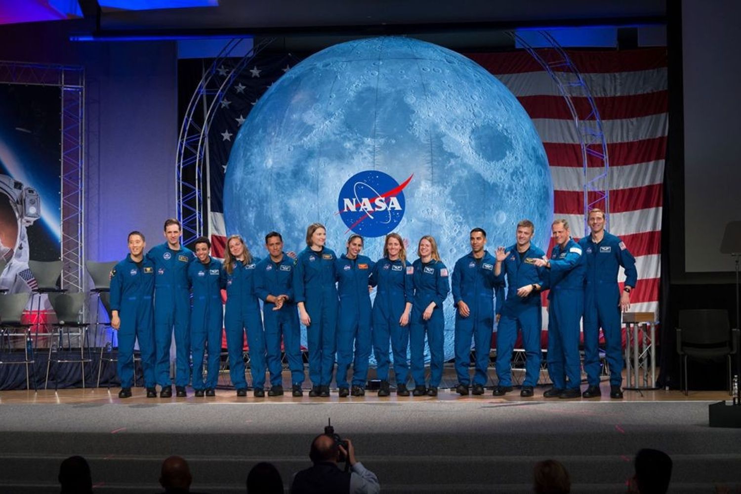 La classe delle tartarughe composta da 11 astronauti NASA e due dell&rsquo;Agenzia Spaziale Canadese (sono il secondo e la quarta da sinistra)&nbsp;