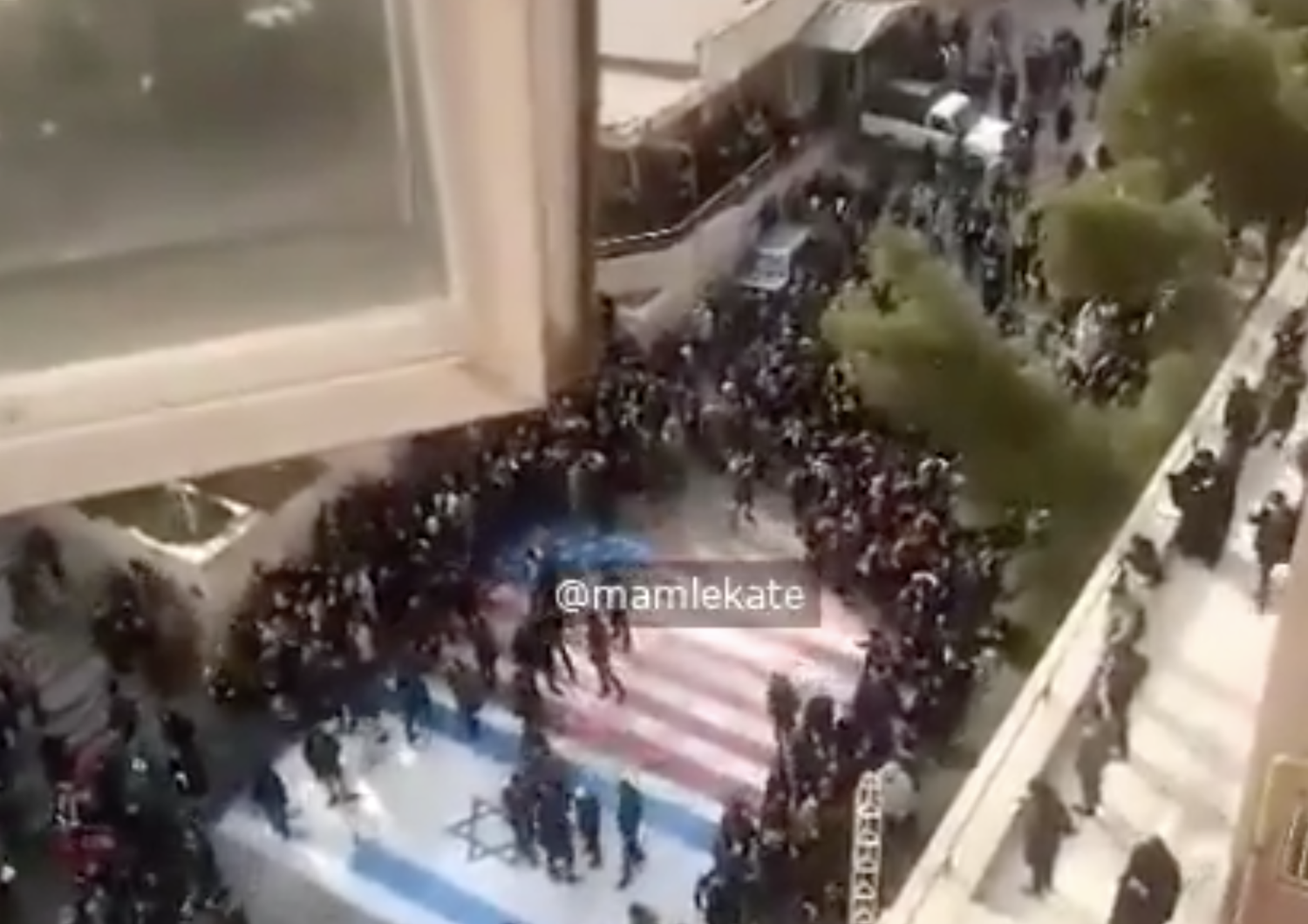 studenti non calpestano bandiere usa israele