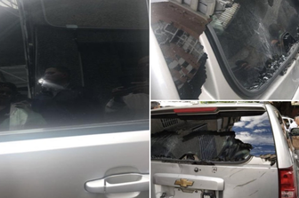 L'auto di Juan Guaid&ograve; colpita dalle sassate