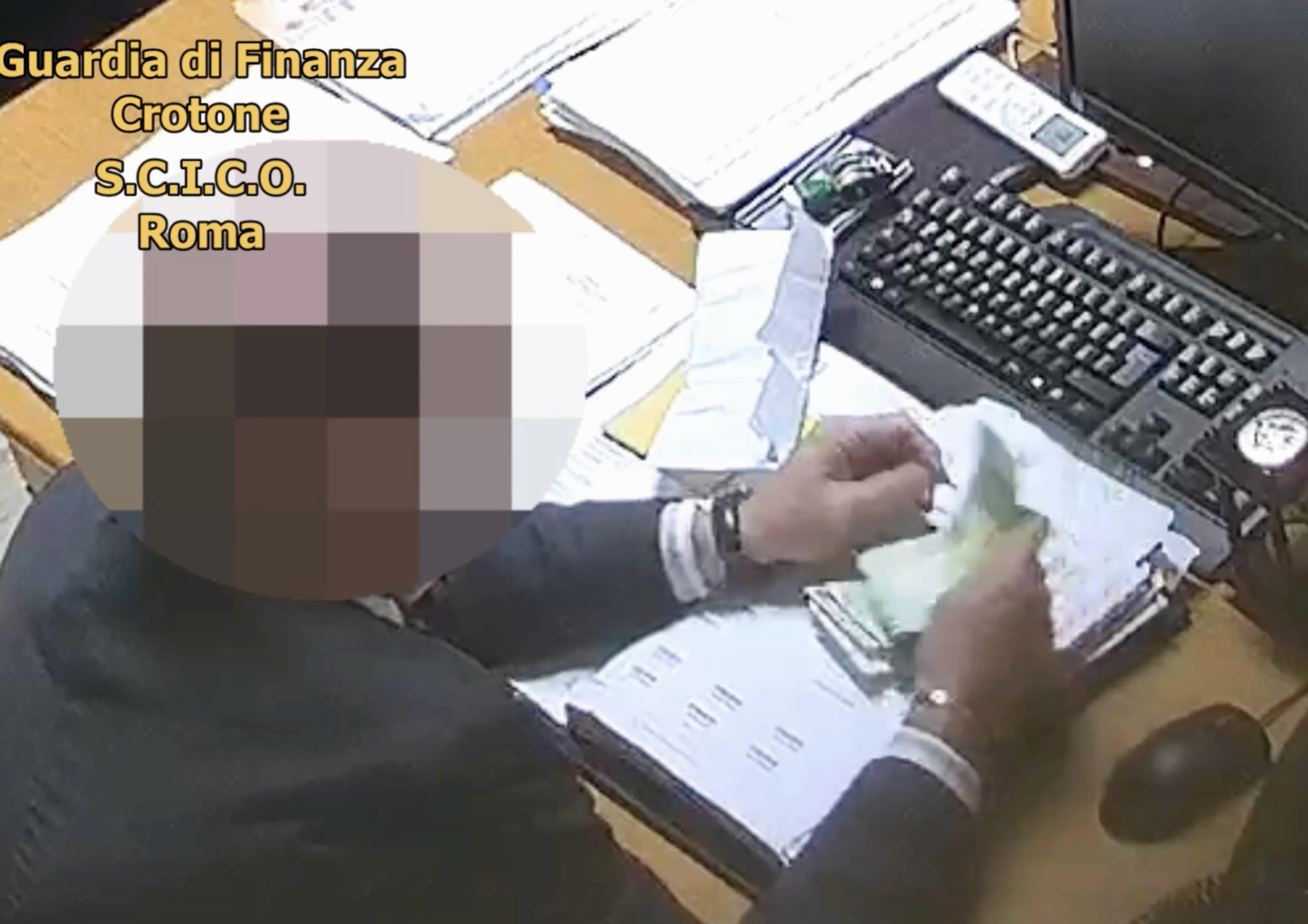 Un'immagine del video che proverebbe la corruzione del giudice Petrini
