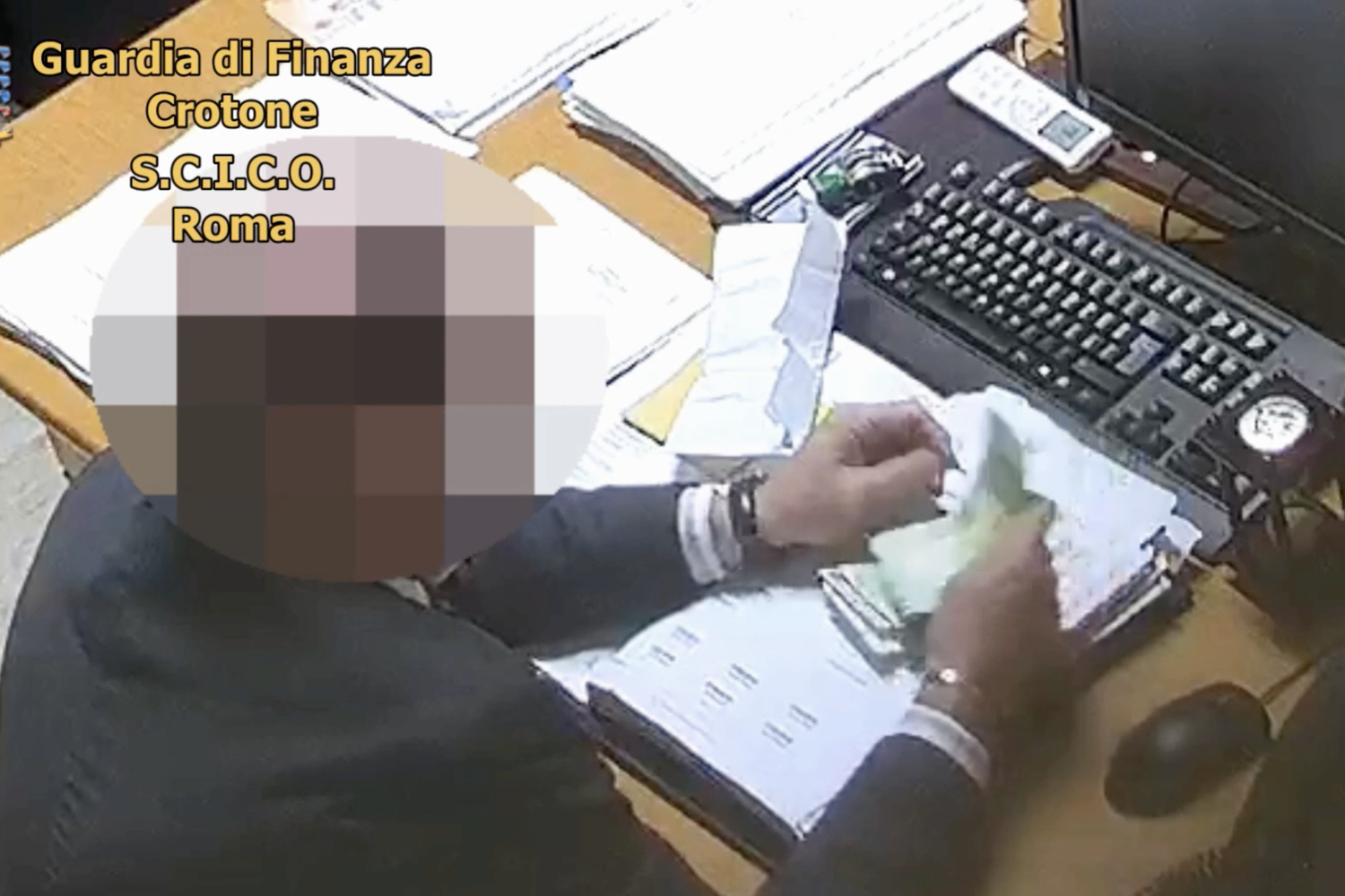 Un'immagine del video che proverebbe la corruzione del giudice Petrini