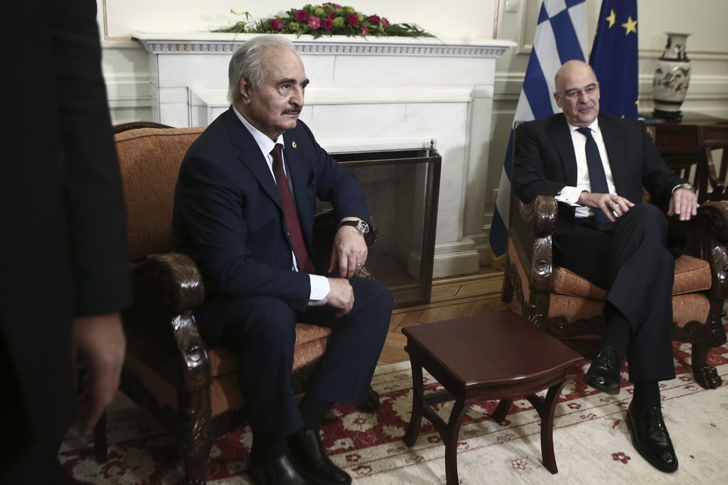 &nbsp;Il ministro degli Esteri greco Nikos Dendias (a destra) e il maresciallo Khalifa Haftar (a sinistra)