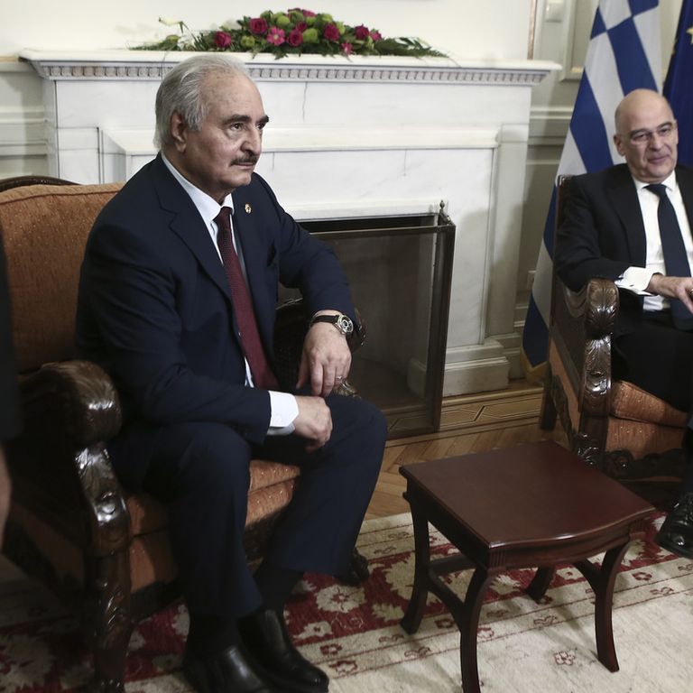 &nbsp;Il ministro degli Esteri greco Nikos Dendias (a destra) e il maresciallo Khalifa Haftar (a sinistra)