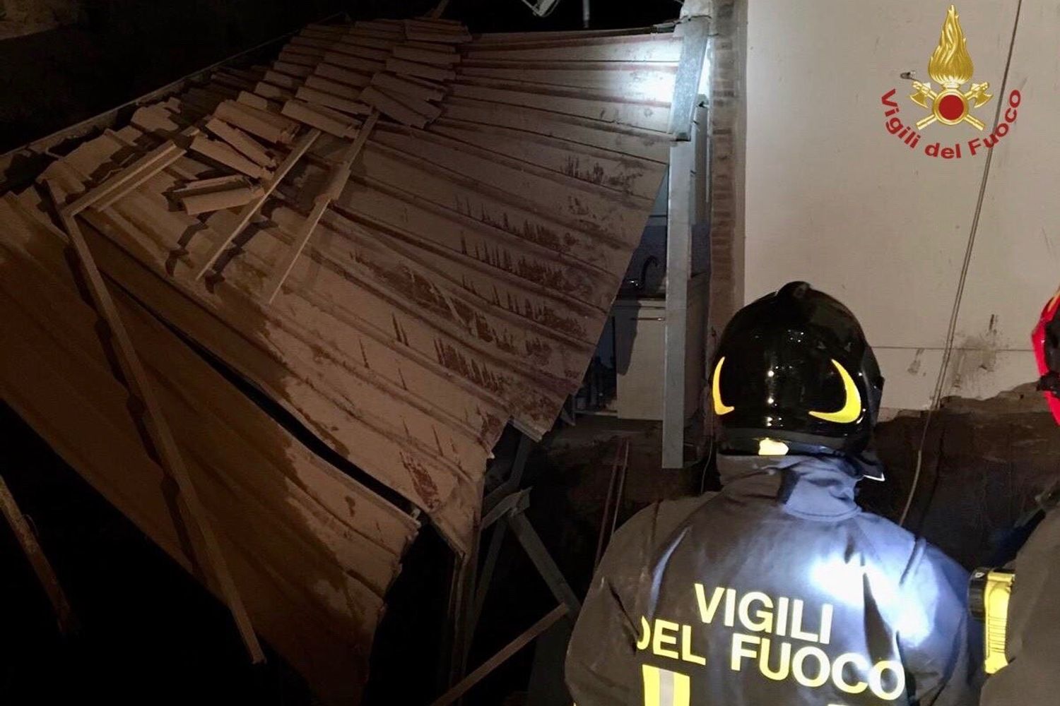 Il crollo di una porzione di palazzina a Catania