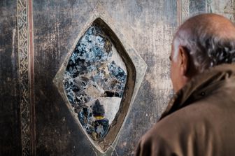 Uno specchio emerso dagli scavi di Pompei
