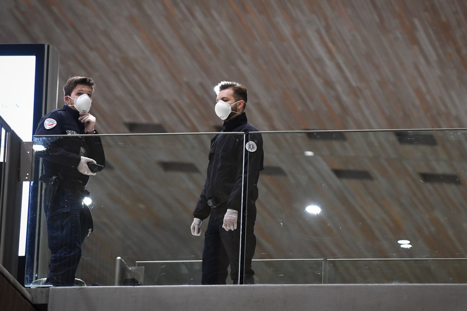 Controlli negli aeroporti a causa del virus cinese