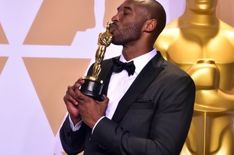 Kobe Bryant con l'Oscar vinto per il cortometraggio 'Dear Basketball'
