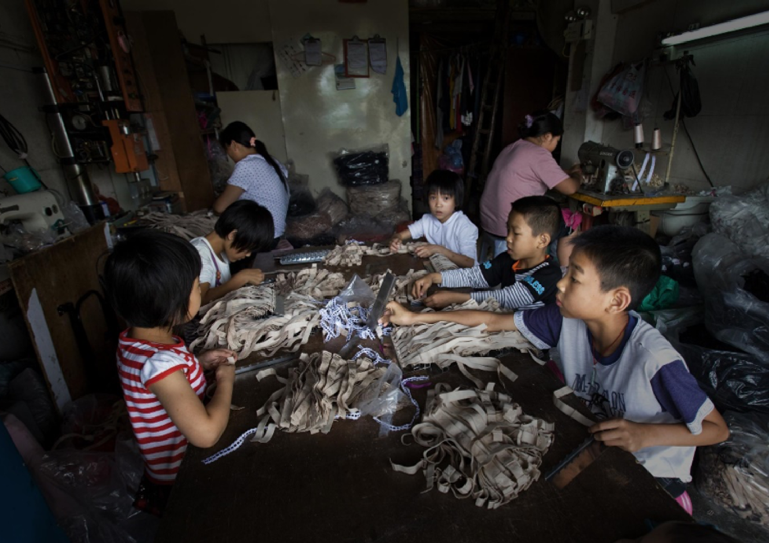 Laboratorio tessile in Cina: di giorno a scuola e di notte in fabbrica&nbsp;