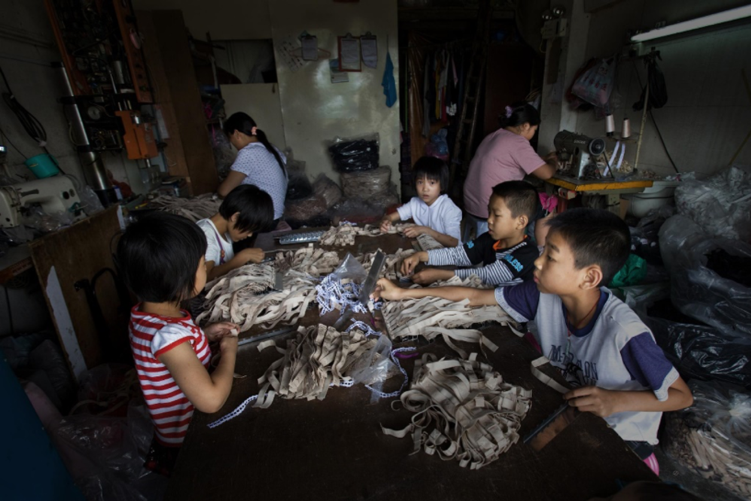 Laboratorio tessile in Cina: di giorno a scuola e di notte in fabbrica&nbsp;