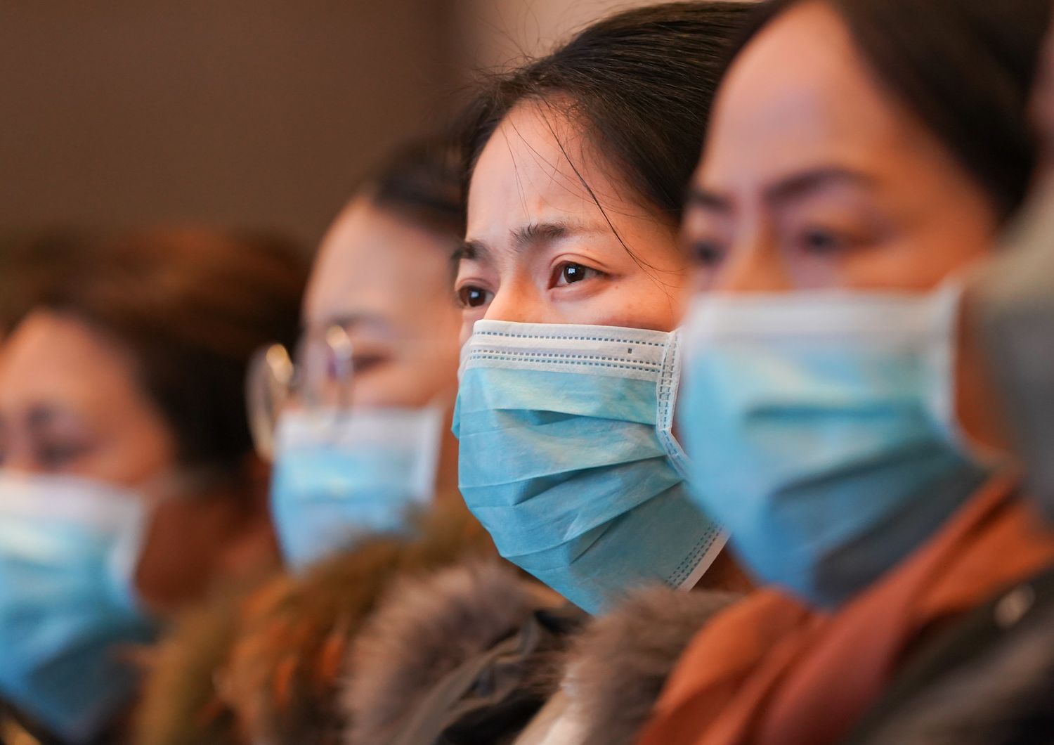 Cittadini cinesi si proteggono dal contagio del coronavirus