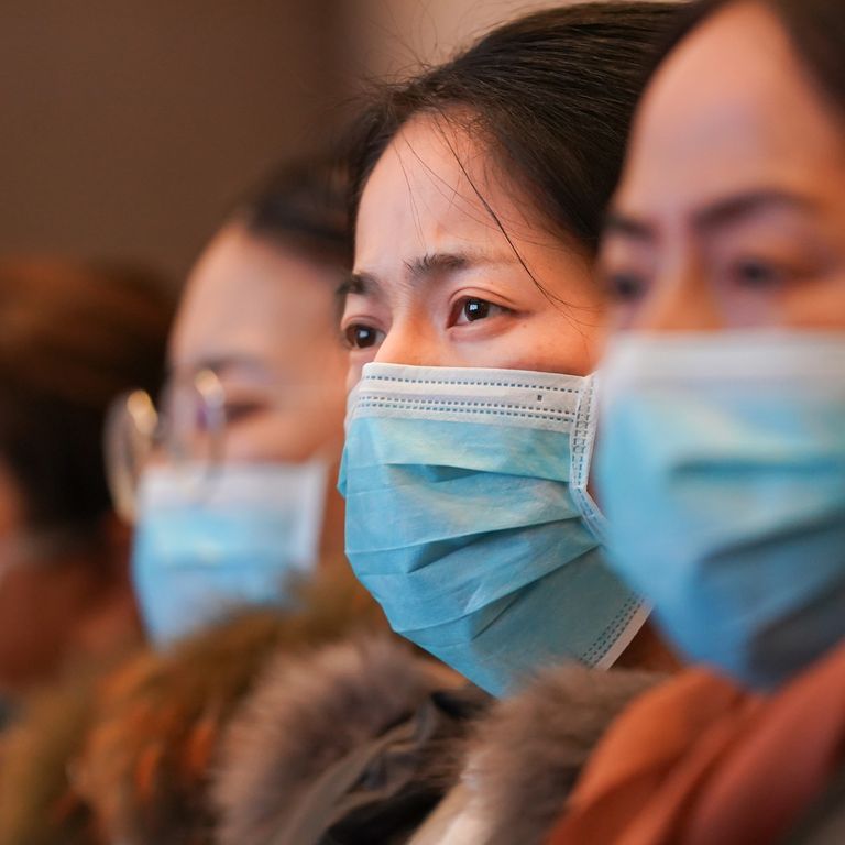 Cittadini cinesi si proteggono dal contagio del coronavirus