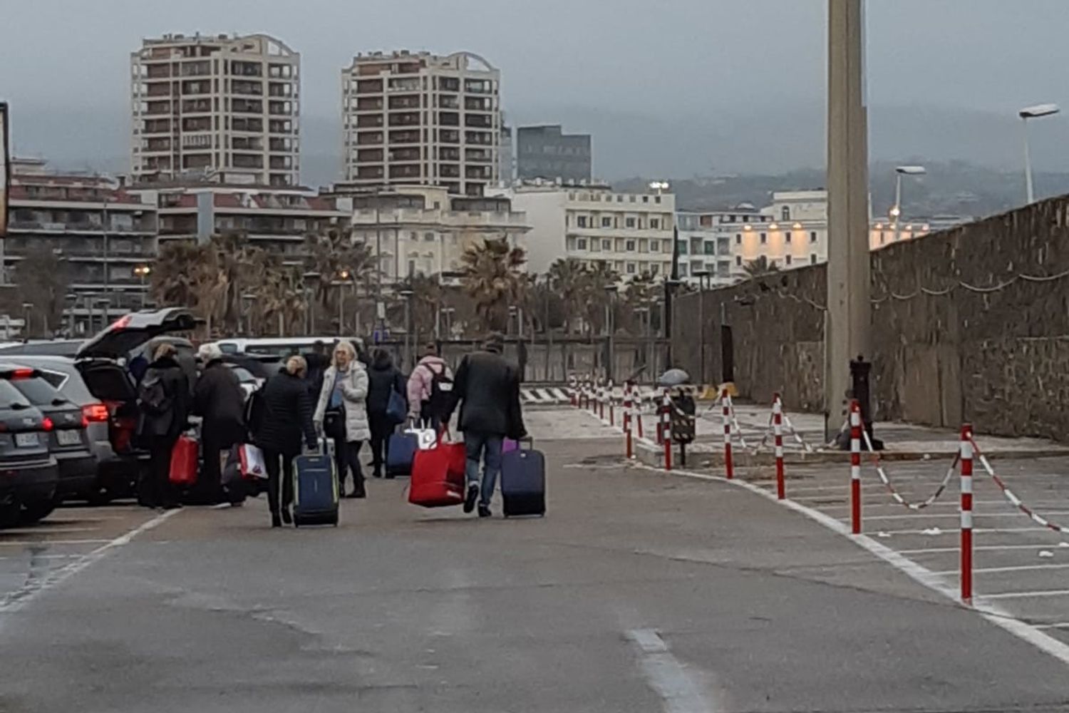 Passeggeri scesi dalla Costa Smeralda dopo quarantena a causa di un sospetto caso di coronavirus